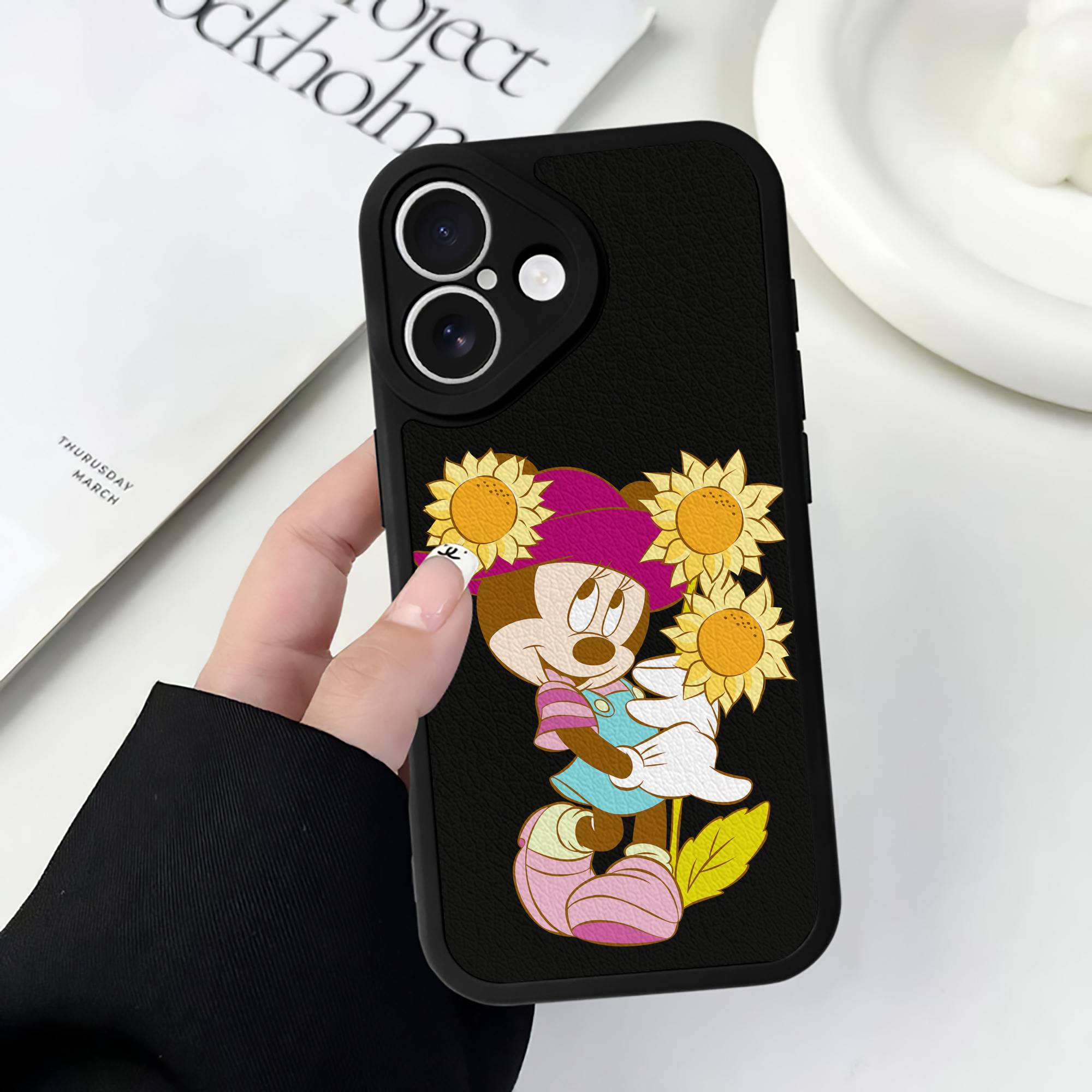 （画像用） ミッキーマウス Mickey Mouse 【iPhone 16シリーズ対応】シリコンスマホケース（レザー調） 材質：シリコン